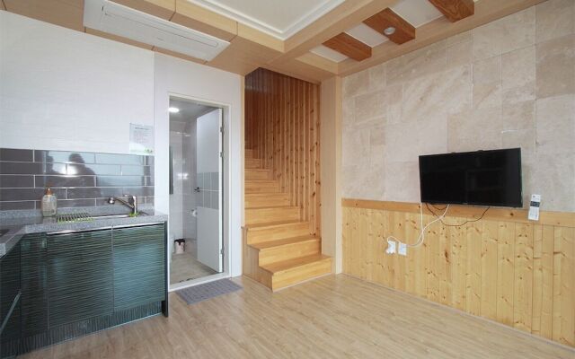 Blue Road Town Pension-Crystal