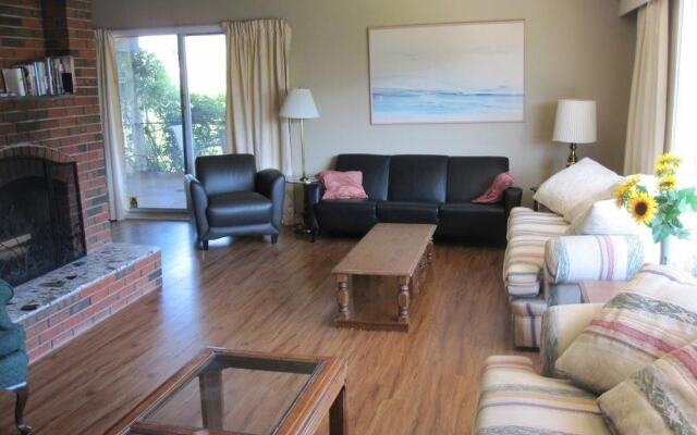 Vineyard on the Lake - 4 Bedroom Villa