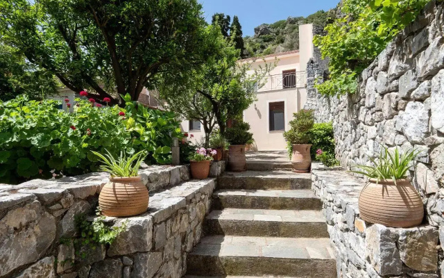 Traditional Stone Home 30 min. from famous Beaches