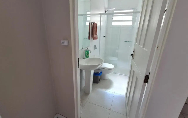 Ampla casa com 5 quartos e vista para o mar