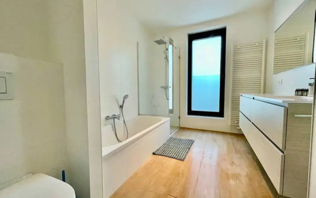 Modern 2BR 1.5 BA Near Diamond District by Oneluxstay