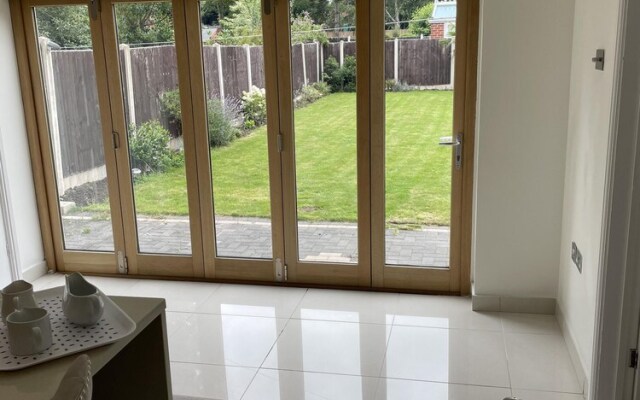 Beautiful 5-bed House in Walsall