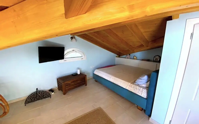 Beachfront Loft Apartment - Agios Gordios Corfu