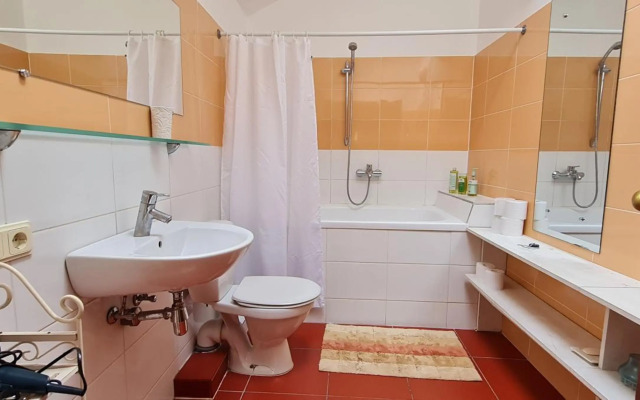 Regina House- sv. Mikalojaus 13