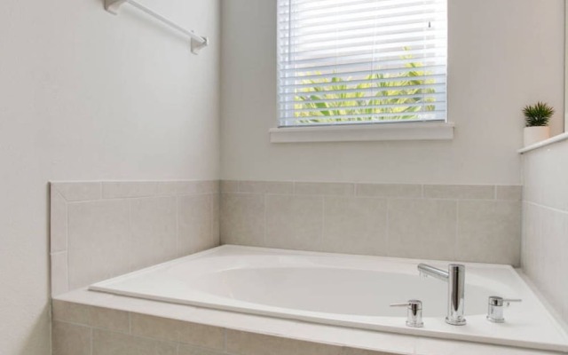 Stylish Family Home Sleeps 22 Enc101