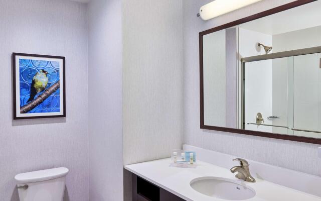 Hampton Inn & Suites Teaneck Glenpointe