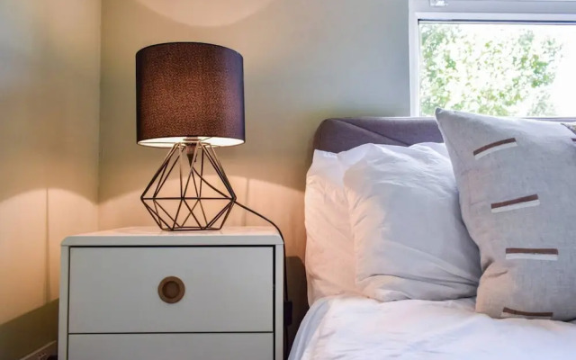 Stylish 3 Bedroom Home With Roof Terrace