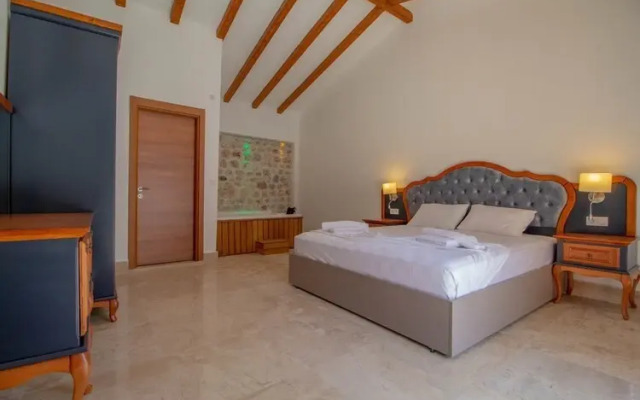 Tarzan Family Hotel