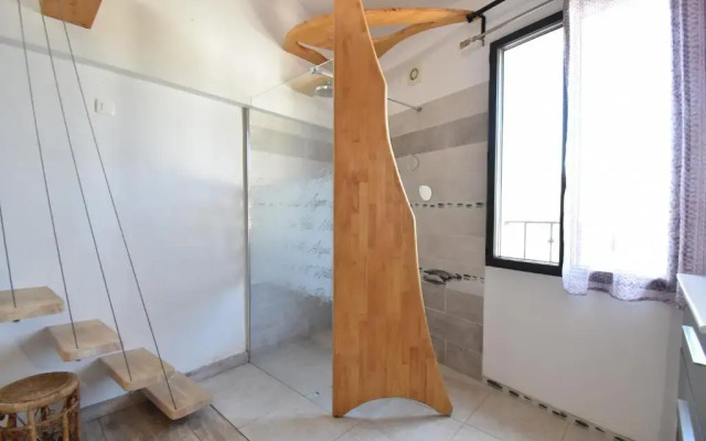 T2 vue canal et remparts d'Aigues Mortes