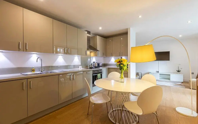 Stylish 2-bed Flat w/ Terrace in South East London