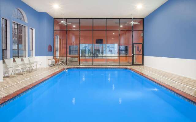 Super 8 by Wyndham White Hall