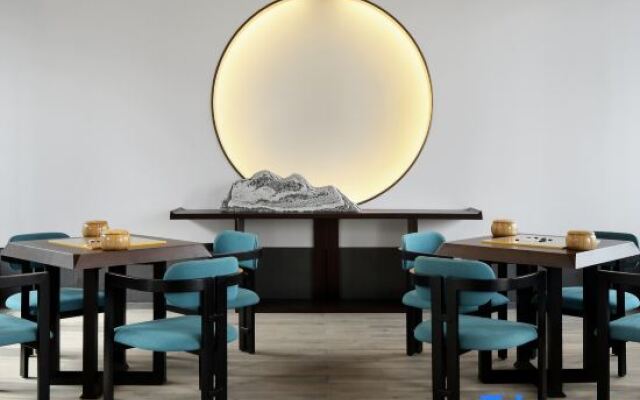 Ander Lake Hentique Hotel