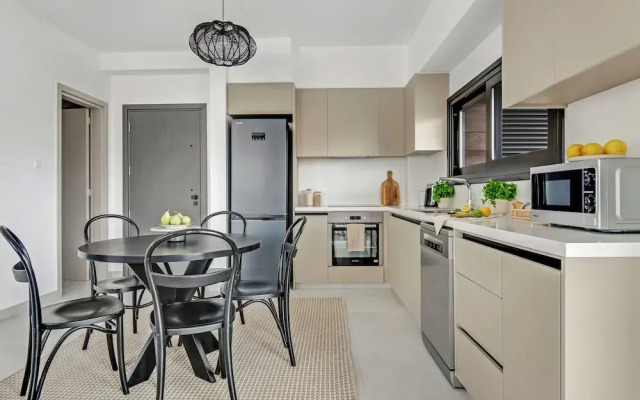 Sanders Only - Delightful 2-bdr Apt With Balcony