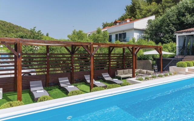Nice Home in Skradin with Hot Tub, WiFi & 4 Bedrooms