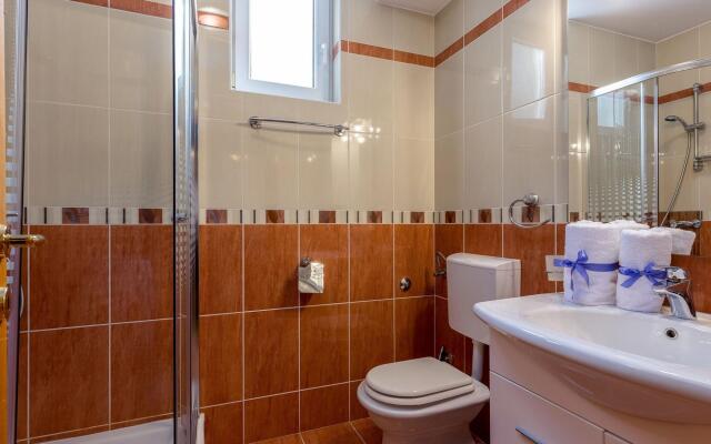 Lovely Apartment with Covered Terrace & Hot Tub