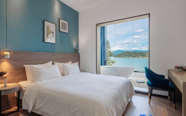 The mountain and the water embrace the Pleasant Bay Homestay