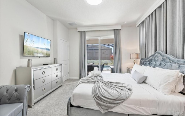 Luxury 5BR w/ Private Pool Windsor