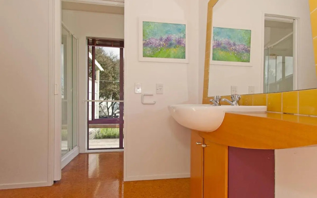 Carefree at Cooks - Cooks Beach Bach