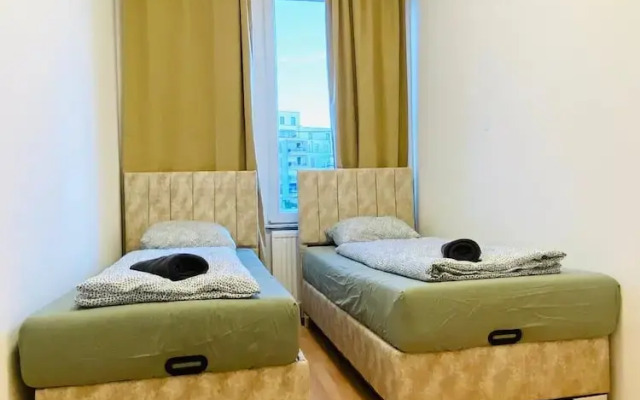 Rooms in Cozy 4BR Shared Apt Central