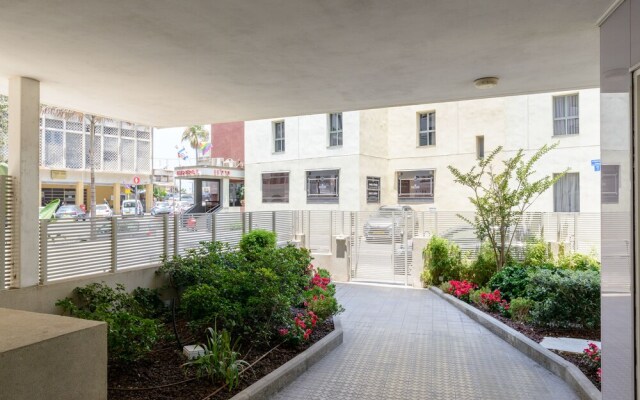 High Standard Seaside Apartment w/ Parking