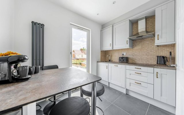 Superb 3BD Home in the Heart of Southall -sleeps 8