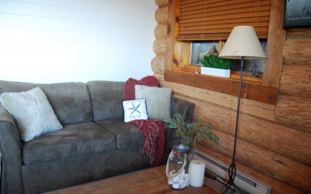 The Beach House Texada - Oceanfront Cabin