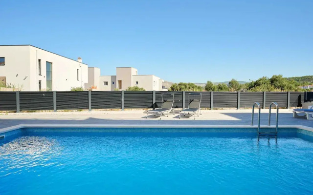 Exclusive Okrug Gornji Apartment With Shared Pool