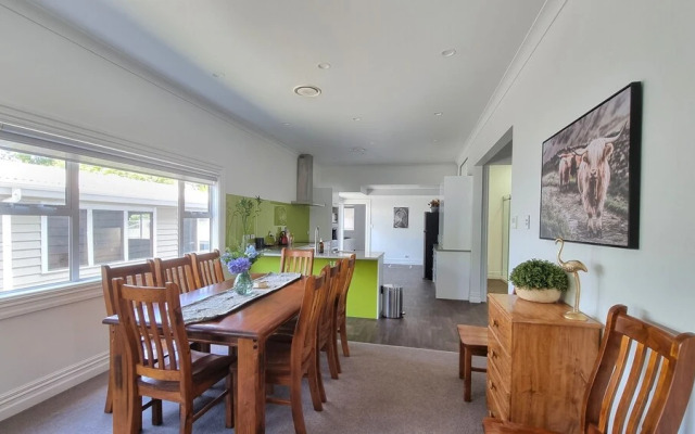 Cheerful 5 - Bedroom Home - Free Parking