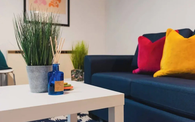 Sleek City Getaway - Walkable & Free Parking