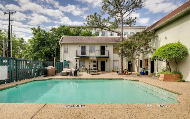 Walkable Dallas Vacation Rental w/ Community Pool!
