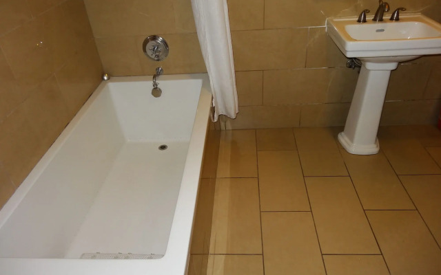 Balboa Inn, On the Beach