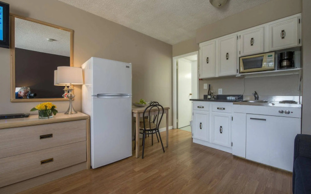 The Maple Leaf Motel Inn Towne