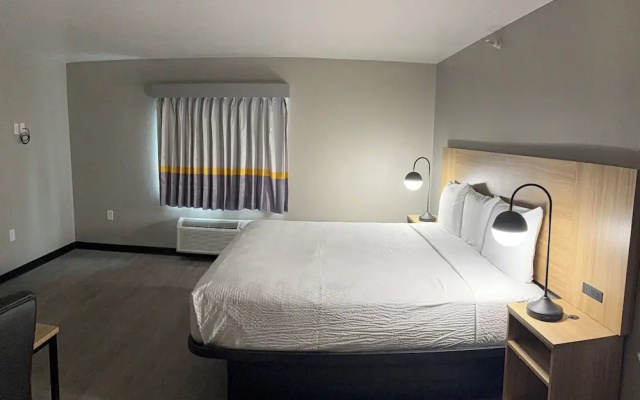 Super 8 by Wyndham Richfield/Cleveland