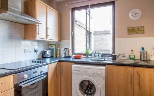 Spacious Canal side Apartment With Free Parking