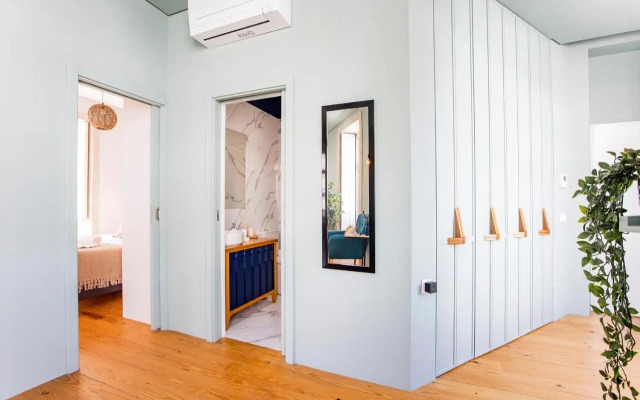 Artistic 2BR Flat Downtown w/ AC by LovelyStay