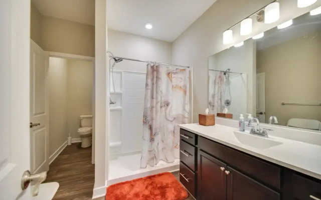 Hampton Condo: By Convention Center & Coliseum!