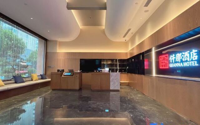 Qianna Hotel (Zhengzhou Erqi Square Dennis David City)