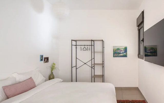 Cozy 2BDR with Parking