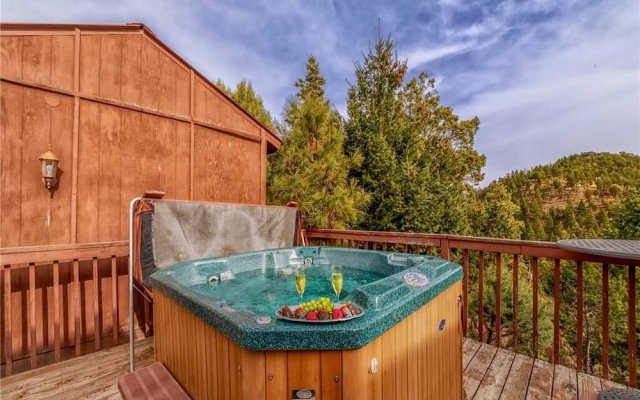 La Posada de Ponder - Four Bedroom Cabin with Hot Tub