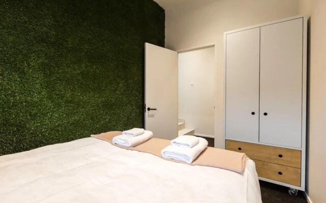 Designer 4 Bedroom Converted Loft Minutes to Skycity