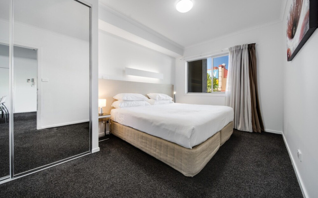 Spacious 2-bed Conveniently by Lake Tuggeranong – Guest Rooms – Tuggeranong