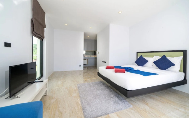 Vibrant Beach Life at Kata Villa UTK4