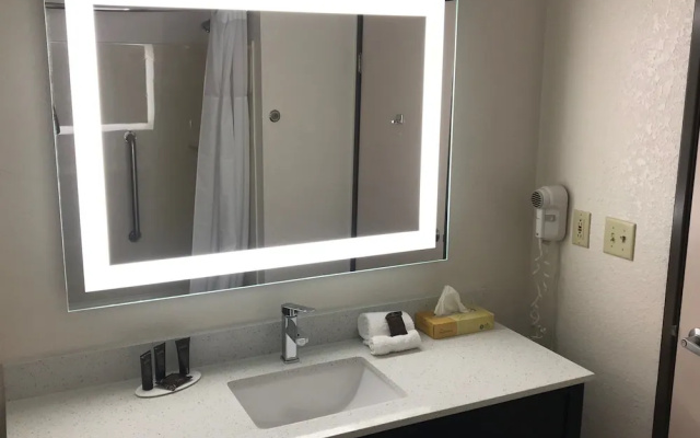 Comfort Inn & Suites Liverpool - Syracuse