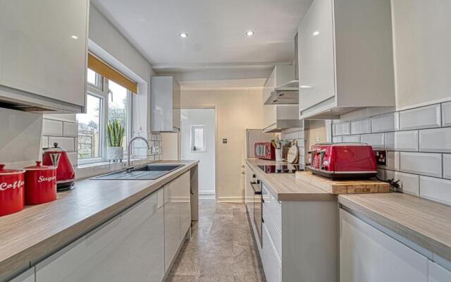 Stylish 2 Bedroom House with Patio
