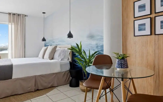 Bayshore Bliss- Cozy Space Pool Views