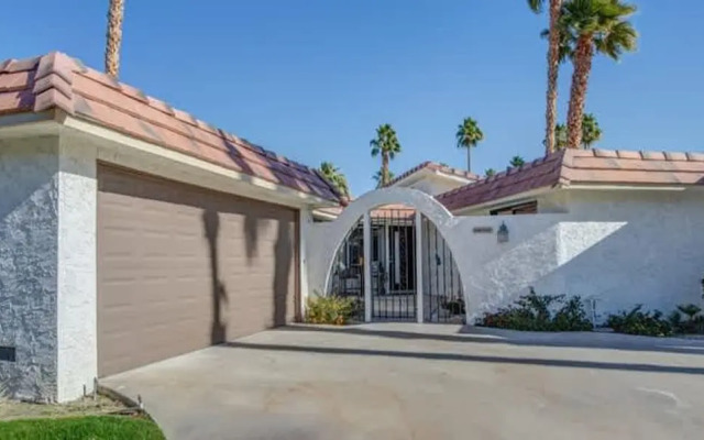 Stylish Condo With Golf Course Views