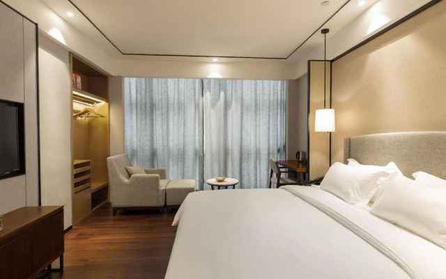 Qianmen Holiday Inn (Zhuhai City Rail Mingzhu Station)