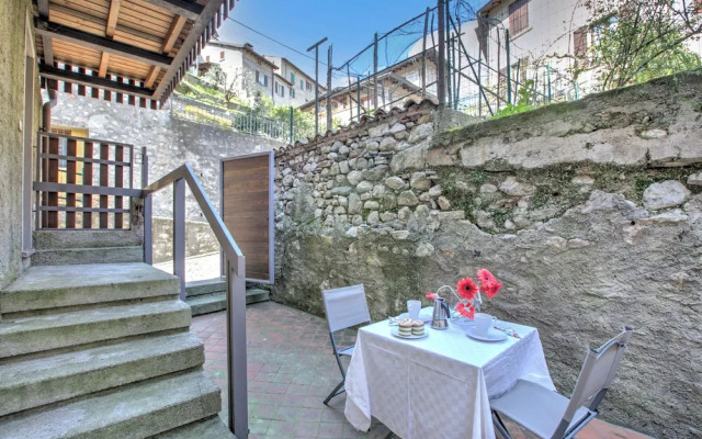 Lemon House With Shared Pool