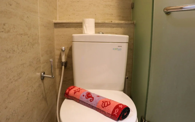 Minimalist and Comfort 1Br at Gold Coast Apartment by Travelio – Bathroom – Jakarta