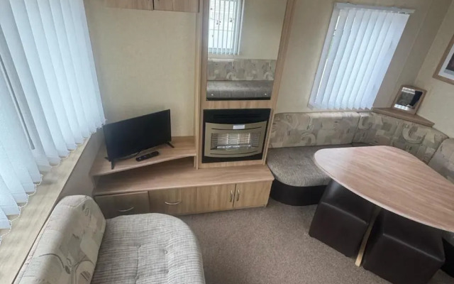 3 Bed Caravan - Sleeps 8 - Pets - Parking